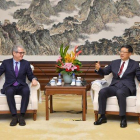 Pablo Isla, izquierda, y el alcalde Pekín, Jining Chen.