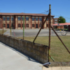 Imagen del vallado del colegio de Villamañán que será sustituido en breve. MEDINA