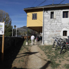 La Parada de Babia se encuentra en San Emiliano, en una casa típica que en su día albergó el centro de salud de la localidad.