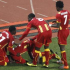 Los jugadores ghaneses felicitan a Gyan por el gol del triunfo.