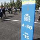 Javier Alfonso Cendón, Antonio Silván, José Pellitero y Gerardo Álvarez Courel se encaminan, junto con el resto de invitados, a los autobuses que recorrieron el nuevo trazado abierto de la A-60. JESÚS F. SALVADORES