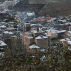 Vista de Villar de los Barrios desde el Mirador del Bierzo. Iglesia de Lombillo, iglesia de Villar de los Barriosy casas blasonadasde Lombillo.