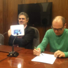 Fernando Álvarez (con la tablet) ayer junto José María Beltrán, del departamento de Hacienda.
