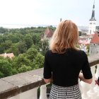 Pedro Sánchez junto a la primera ministra de Estonia, Kaja Kallas, ayer en Tallín. FERNANDO CALVO