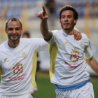 Roskam, a la derecha, celebra con Salva el gol de la victoria ante el Deportivo Alavés.