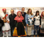 La concejala de Cultura y Javier Emperador con miembros de las asocaciones que participan en el encuentro. DL