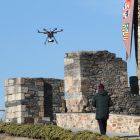 Un dron sobre el Castillo de Ponferrada en una imagen de archivo que no tiene que ver con la detención y en la que el vuelo había sido autorizado. L. DE LA MATA