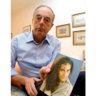 Imagen de archivo de Giuseppe Englaro con una fotografía de su hija