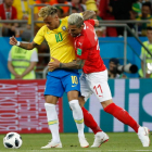 El brasileño Neymar es frenado por el futbolista suizo Valon Behrami. SHAWN THEW