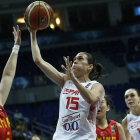 La jugadora española Anna Cruz trata de encestar ante la china Xiaojia Chen, en el partido de cuartos de final del Mundial disputado en Estambul.
