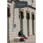 Un ciudadano espera en la estación en la que ocurrió el siniestro