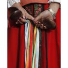 Una mujer con traje tradicional.