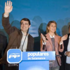 Mañueco saluda a los participantes de la asamblea en presencia de Dolores de Cospedal.