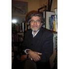 Luis Carnicero, en su casa de La Bañeza