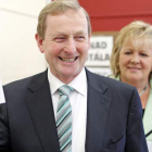 El primer ministro irlandés, Enda Kenny, y su mujer, en el momento de votar .