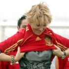 Esperanza Aguirre se coloca la camiseta de la Selección española