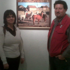 La edil de Cultura con el artista Miguel Aguilar.