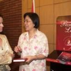 La consejera Silvia Clemente conversa con Zhong Meisun, vicerrectora de la Universidad de Pekín