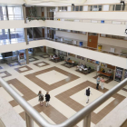 Vestíbulo de la Facultad de Filosofía y Letras, uno de los centros más activos del Campus de Vegazana. RAMIRO