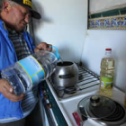 En el bar han tenido que adaptar la cafetera para que tome al agua de una botella.