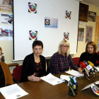 Gema Seoane, Daniela Canestrani, Mari Carmen Álvarez y Gemma Fradejas integran la junta directiva. A la derecha, Carmen Ferreras, como madre afectada. MARCIANO PÉREZ