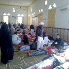 Varias personas permanecen junto a cuerpos sin vida en el interior una mezquita contra la que se ha perpetrado un ataque, en la ciudad de Al Arish, en el norte de la península del Sinaí.