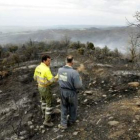 Unos operarios durante la extinción del incendio.