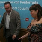 Ricardo González Saavedra y Yolanda Arias durante la presentación de la renuncia como corporativa