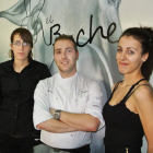 Luis Álvarez Gallardo y dos de sus ayudantes en un ricón de El Buche, en Santa Nonia.