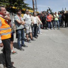 El grupo de trabajadores concentrados este jueves a las puertas de la fábrica de Roldán. ANA F. BARREDO