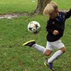 El joven, de 6 años, Ari Kum demuestra sus habilidades con el balón.