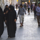 Mujeres con niqab, en el paseo de Gràcia de Barcelona, en una foto de archivo.