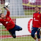 Casillas detiene un balón junto a Víctor Valdés durante el entrenamiento del equipo en Gniewino.