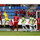 Dinu, muy seguro durante todo el partido, atrapa un balón aéreo a la salida de un córner botado por el Numancia.