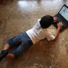 Un niño mira una página de Facebook en un ordenador.