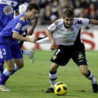 El centrocampista del Valencia Joaquín es agarrado por el defensa del Getafe Mané.