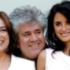 Almodóvar junto a las actrices Carmen Maura y Penélope Cruz