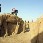 Trabajadores iraquís limpian las estatuas en el sitio arqueológico de Nimrod, en el 2001.