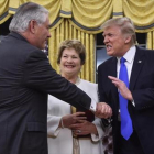 Trump y Rex Tillerson, nuevo secretario de Estado, junto a su esposa.