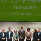 Foto de familia de los participantes en la presentación del informe, con Pedro Sánchez. JAVIER LIZÓN