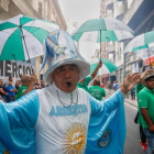 Manifestantes protestan contra la política económica de Macri, en Buenos Aires.