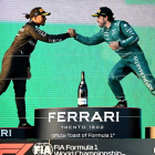 Fernando Alonso y Lewis Hamilton se saludan bromeando en el podio del GP de Australia. CARRET