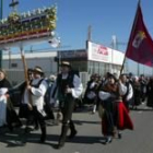 La romería de Aguzo, poco antes de llegar ayer a La Virgen del Camino