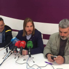 Reguero, Fernández y Vega,  ayer en la sede de Podemos. DL