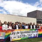 Miembros del colectivo LGTB celebran la Ley de Igualdad Social de la Diversidad Sexual y de Género. RUBÉN CACHO