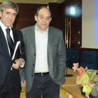 José Moro y Enrique Garzón tras la firma de un convenio entre la bodega y la Universidad de León. DL