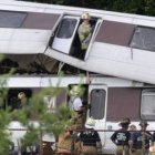 Bomberos realizan labores de rescate de víctimas tras la colisión.