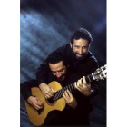 Los guitarristas Sergio y Odair Assad acompañan hoy a la Sinfónica