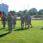 Varios militares, ayer, preparando el izado de la bandera. CEBRONES