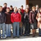 Teresa Cigales entregó los diplomas a los alumnos que han participado en el taller de albañilería